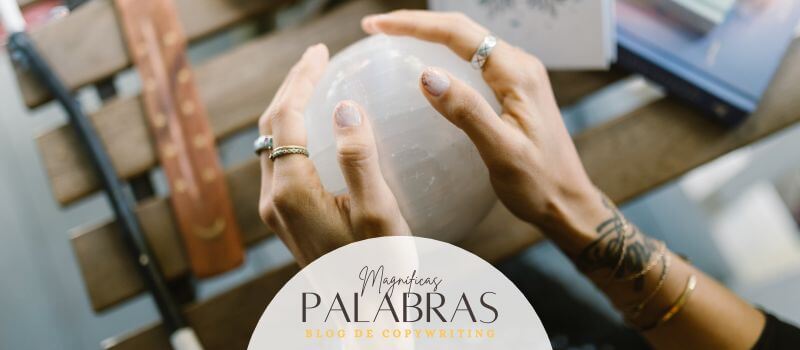 Manos de mujer sobre una bola de cristal