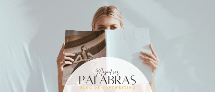 Mujer modelo mirando a cámara y con la parte inferior de la cara tapada por una revista Vogue. Sobre fondo blanco,