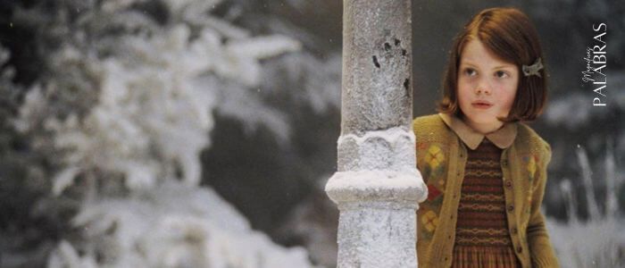 Fotograma de la película Crónicas de Narnia que muestra a una de las niñas protagonistas en un escenario nevado, para ilustrar el artículo sobre cómo escribir textos para una tienda online de ropa infantil