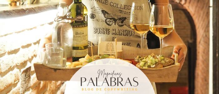 Camarera sostiene una bandeja con botella de vino, copas y uvas sobre fondo rústico. Portada para artículo marketing para restaurantes