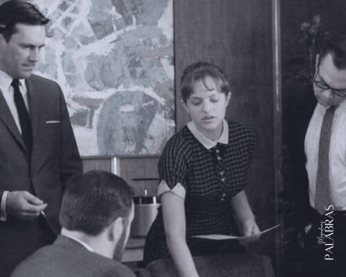 Fotograma de la serie Mad Men en blanco y negro
