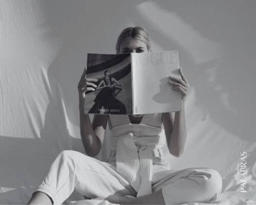 Mujer sentada leyendo una revista Vogue