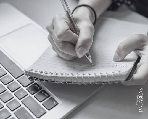Manos escribiendo en una libreta