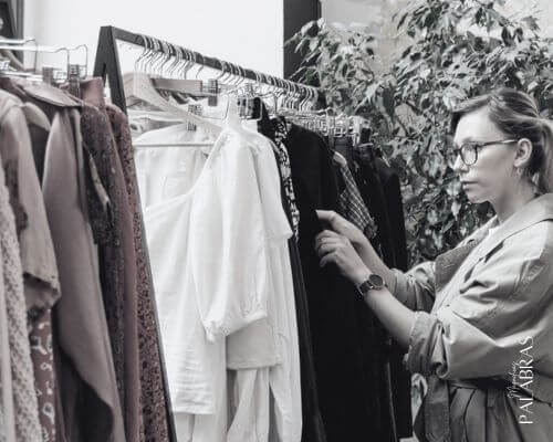 Mujer mirando ropa en una tienda