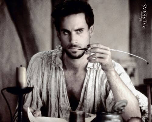 Fotograma en blanco y negro de la película Shakespeare in love. El autor escribe una obra, pero podría ser perfectamente un buen anuncio si en el s. XVI se hubiera inventado ya la publicidad
