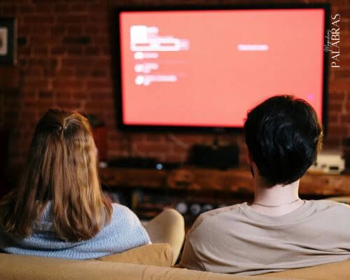 Pareja viendo la televisión - Copywriting para publicidad offline