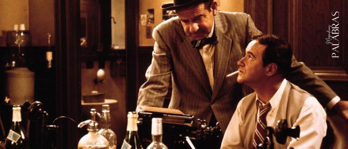 Fotograma de la película Primera Plana con Jack Lemmon y Walter Matthau en la redacción del periódico con botellas de licor sobre la mesa