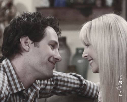 Phoebe y Mike, personajes de Friends, se miran sonrientes - Cómo poner nombre a tu empresa - Magníficas Palabras Copywriting