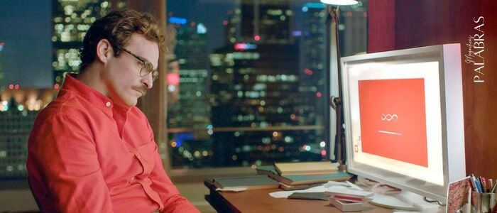 Fotograma de la película Her, el protagonista mira al ordenador. Copywriting ChatGPT