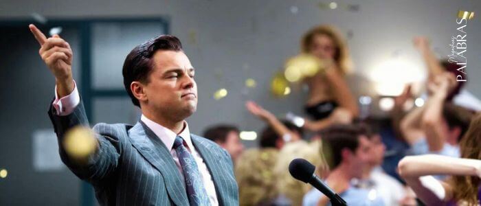 Escena de "El lobo de Wall Street", Leonardo DiCaprio satisfecho tras haber hecho una buena presentación.