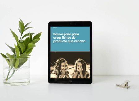 Tablet mostrando el E-book Paso a paso para una crear una ficha de producto de una tienda de ropa infantil - Marketing para tiendas de ropa - Magnificas Palabras Copywriting